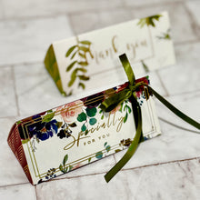 Load image into Gallery viewer, 3 Piece Triangular Floral Cookie Gift Box 三角花語一口酥禮盒