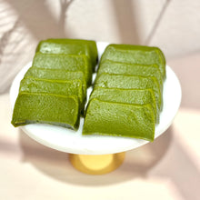 Load image into Gallery viewer, Pandan New Year Cake 600g 班蘭椰汁年糕 600 克裝