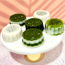 Load image into Gallery viewer, Pandan Custard Mooncake 班蘭奶黃椰汁糕月餅